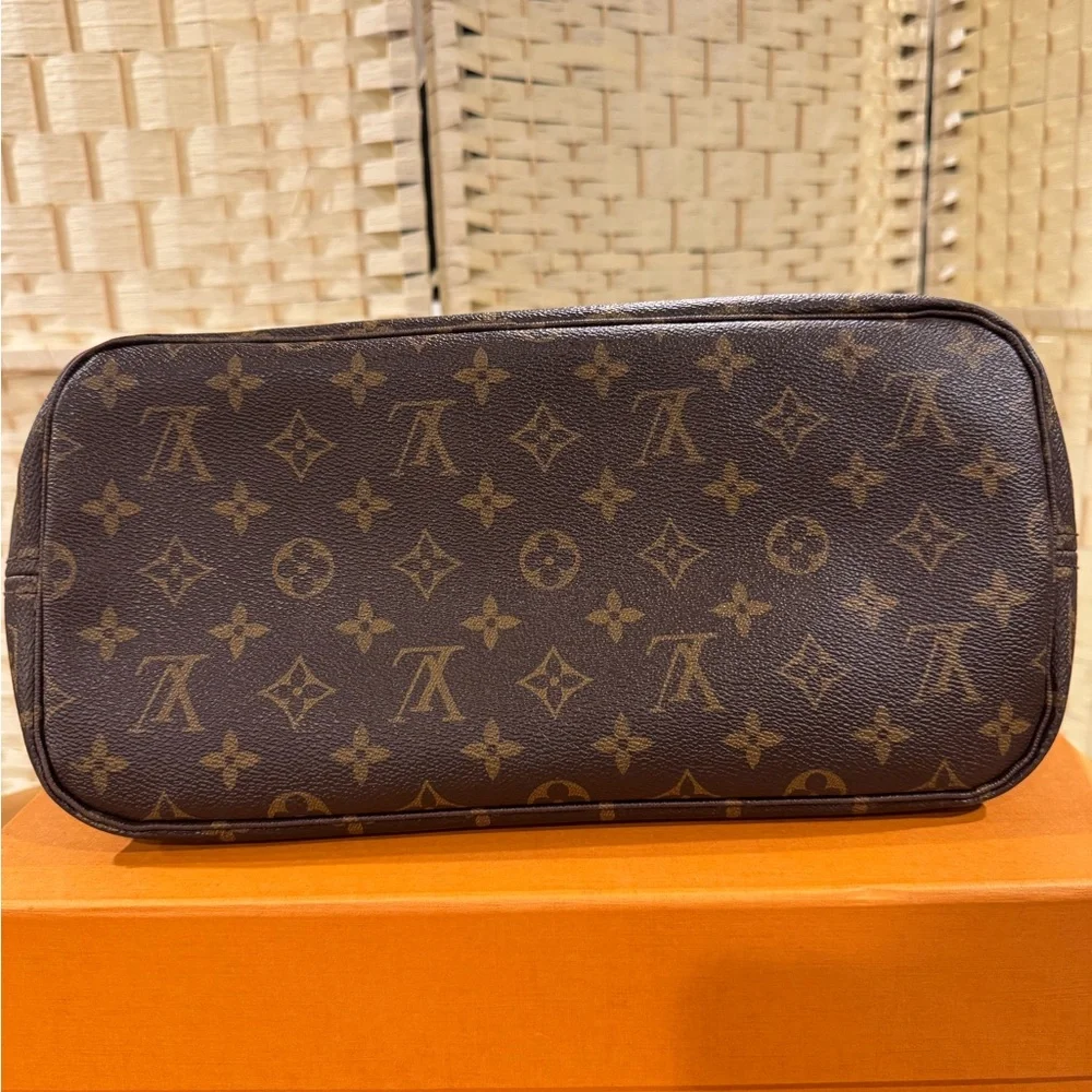 Louis Vuitton Neverfull MM Monogram - Picture 11 of 17